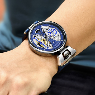 Montre d'affaires creuse à la mode