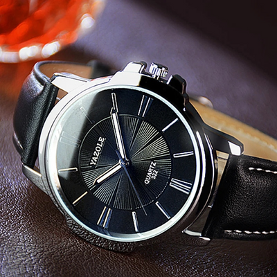 Montre de Luxe en Verre Bleu et Cuir