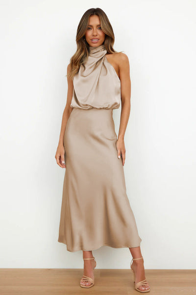 Carlina | Robe longue en satin avec décolleté halter
