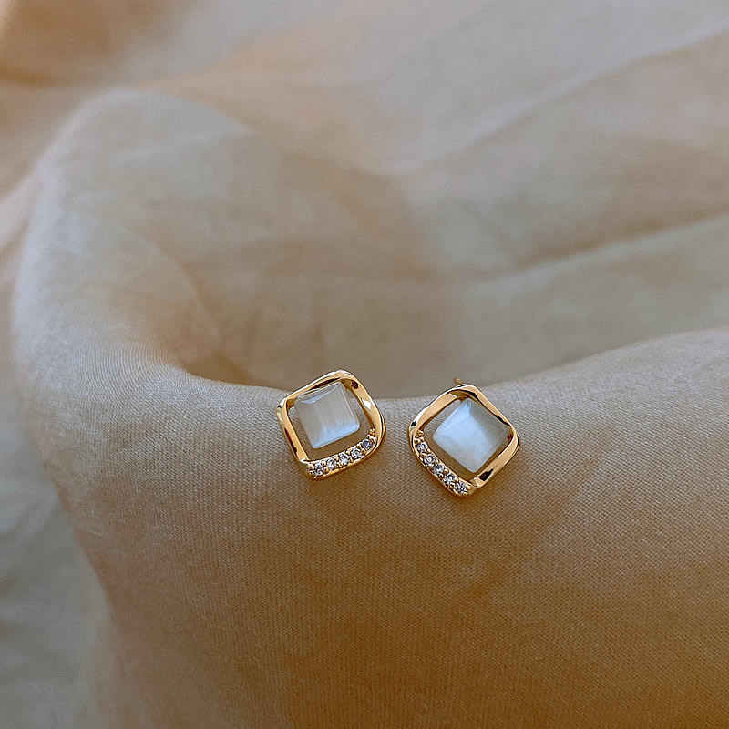 Boucles d'Oreilles Élégantes avec Pierre de Lune Dorée