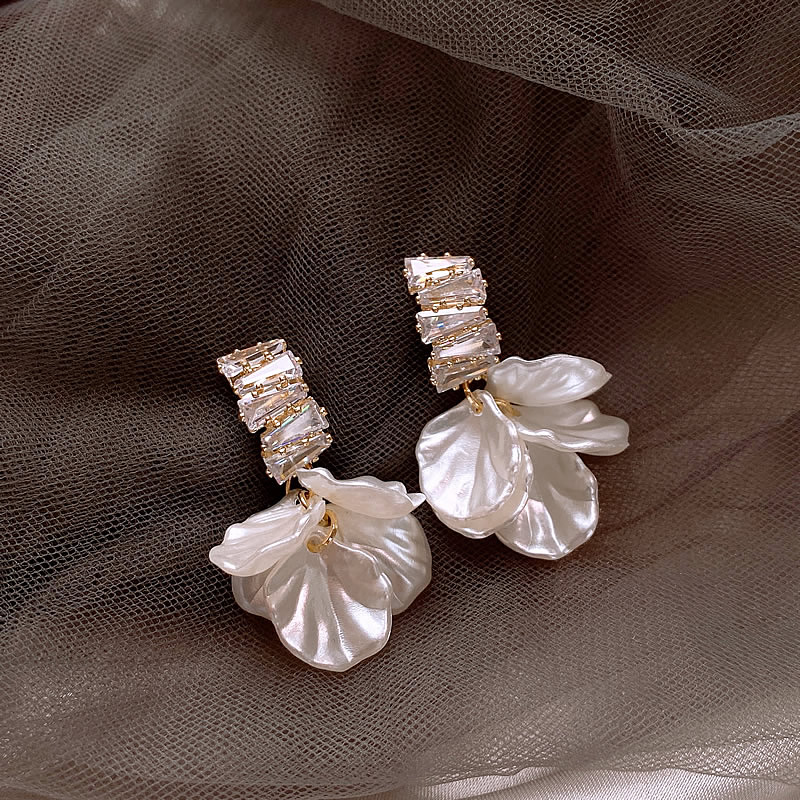 Boucles d'Oreilles Élégantes en Pétales Dorés Blancs