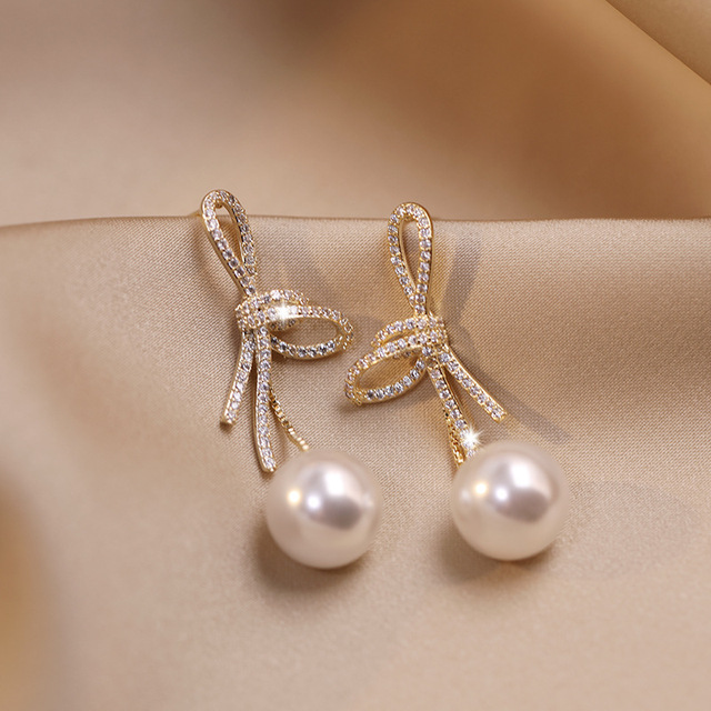 Boucles d'Oreilles en Perles avec Nœud Brillant en Or