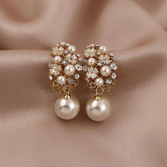 Boucles d'Oreilles Élégantes avec Fleurs et Perles