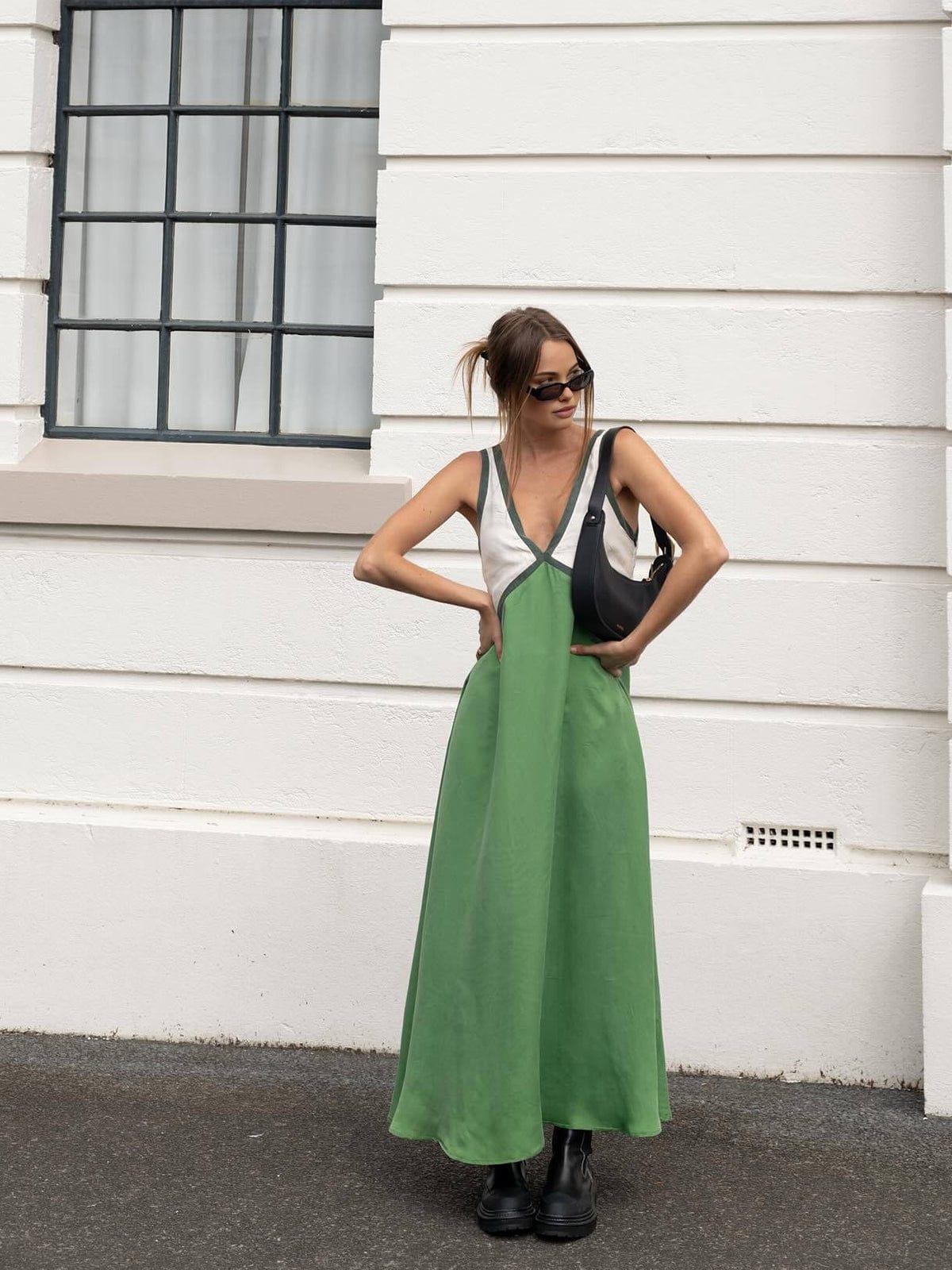 RENATA | ROBE AVEC COL EN V
