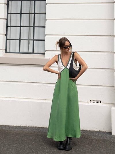 RENATA | ROBE AVEC COL EN V